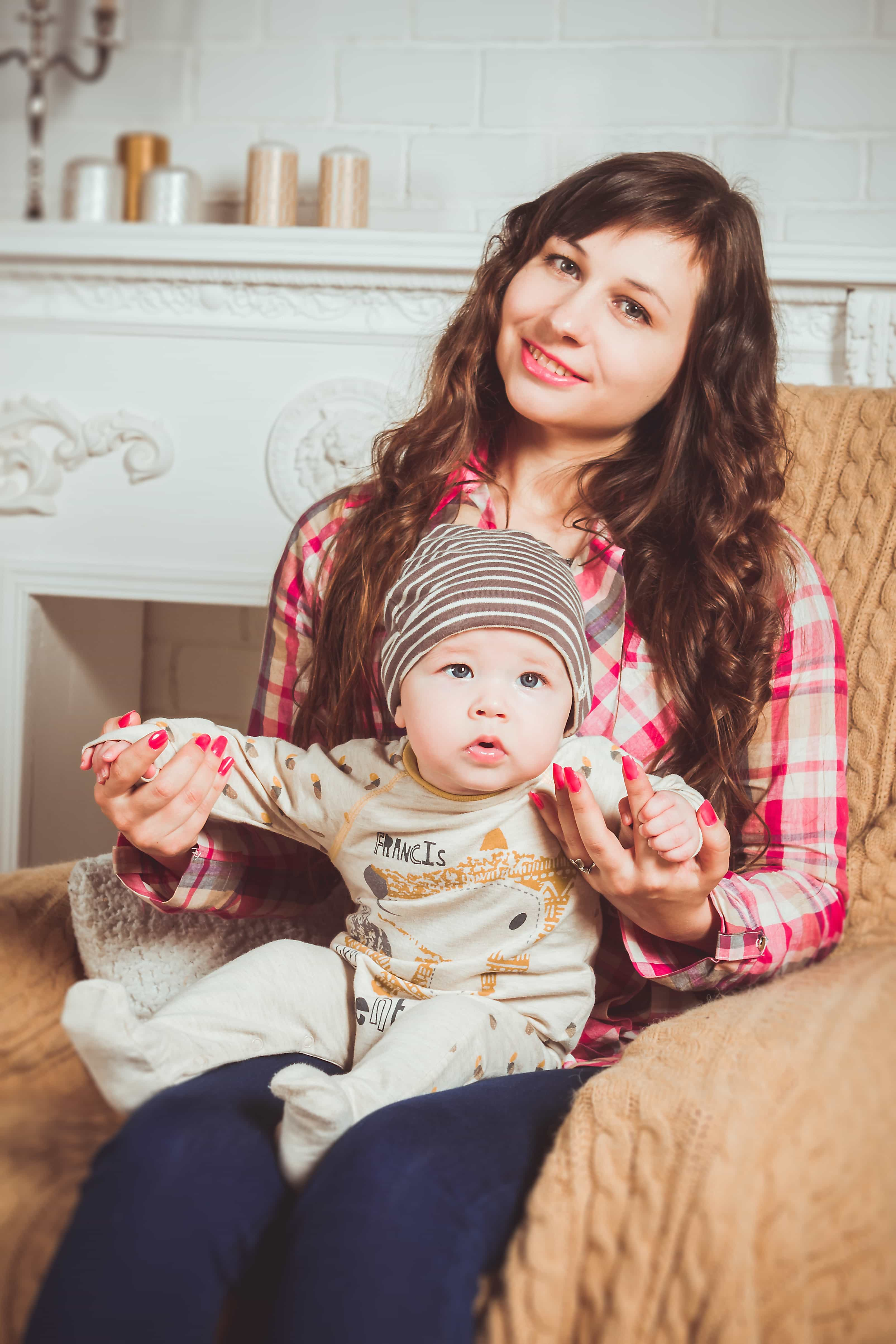 Image d'une jeune femme avec son bébé